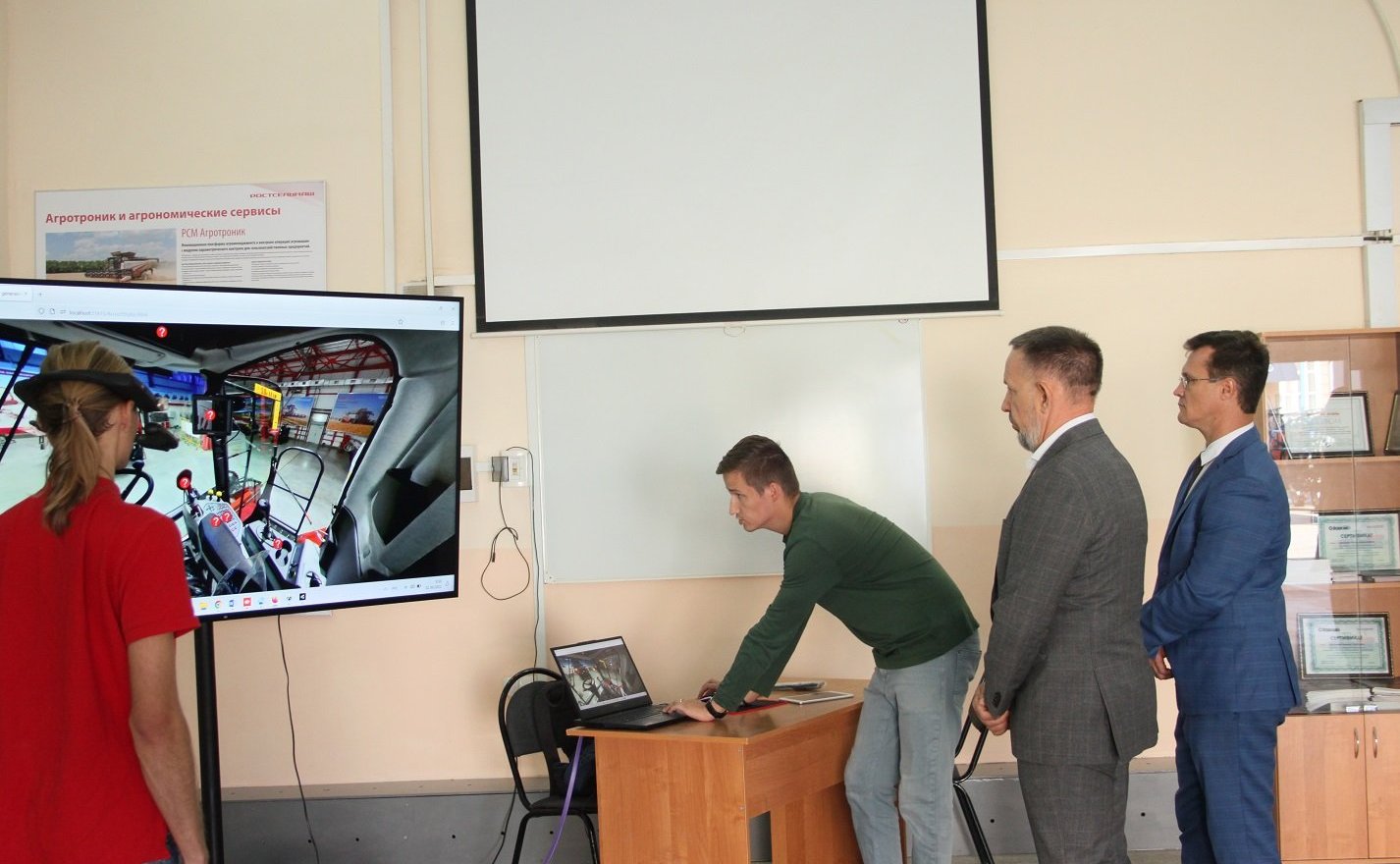 Олег Алексеев в ходе работы в регионе посетил Саратовский государственный университет генетики, биотехнологии и инженерии имени Н.И. Вавилова