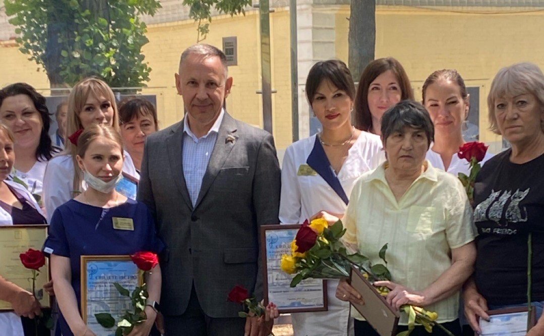 Олег Алексеев в ходе рабочей поездки в регион поздравил медицинских работников города Саратова с профессиональным праздником