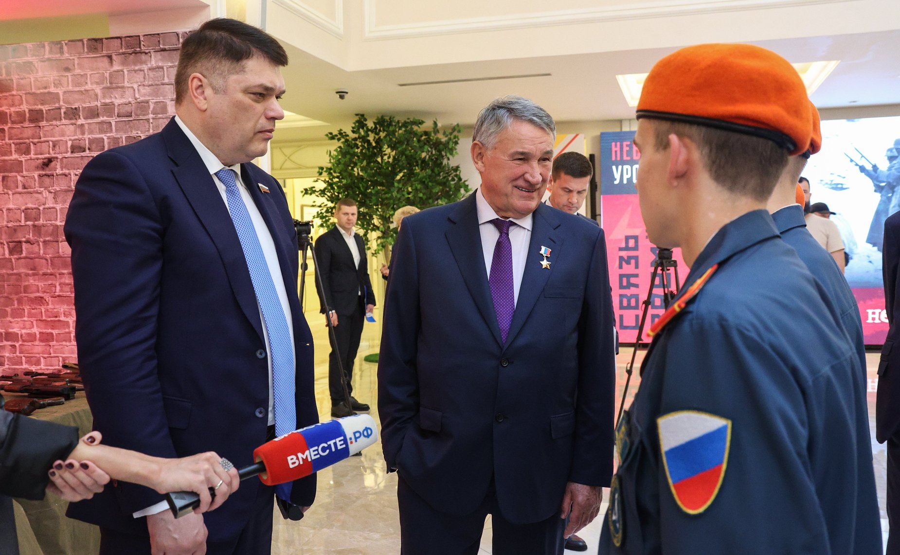 Юрий Воробьев и Дмитрий Василенко открыли в Совете Федерации выставку «Невыученные уроки истории. Связь времен. Пропаганда ненависти»