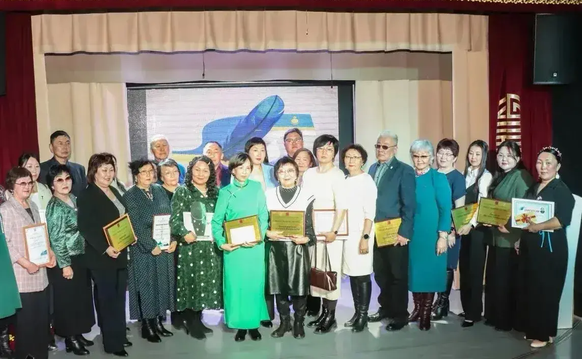 Баир Жамсуев в рамках региональной недели в п. Агинское принял участие в торжественной церемонии награждения премией «Журналист года»