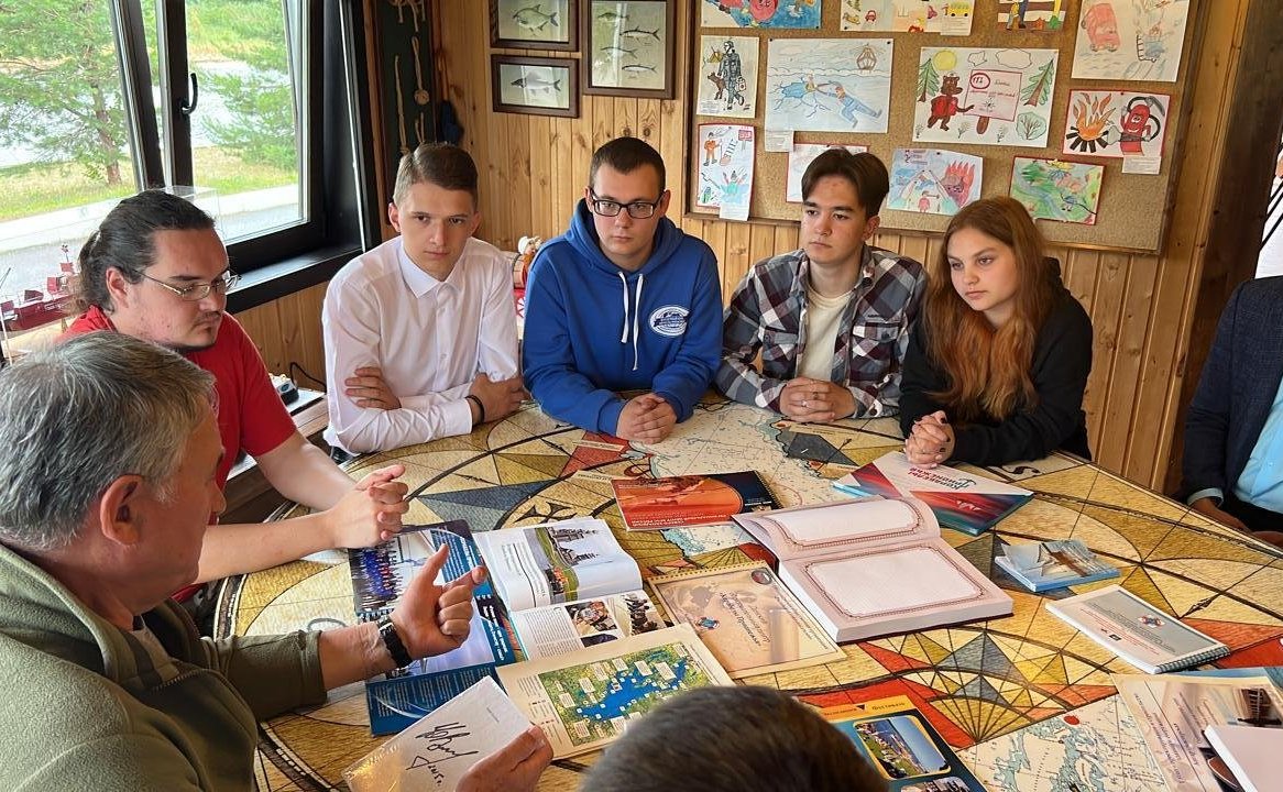 Заместитель Председателя СФ Юрий Воробьев в рамках поездки в регион встретился с выпускниками Молодежного клуба Русского географического общества «Корабелы Прионежья»