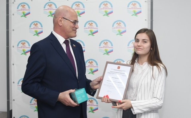 Владимир Круглый в ходе поездки в регион встретился с победителями детской творческой школы-конкурса «Портрет твоего края»