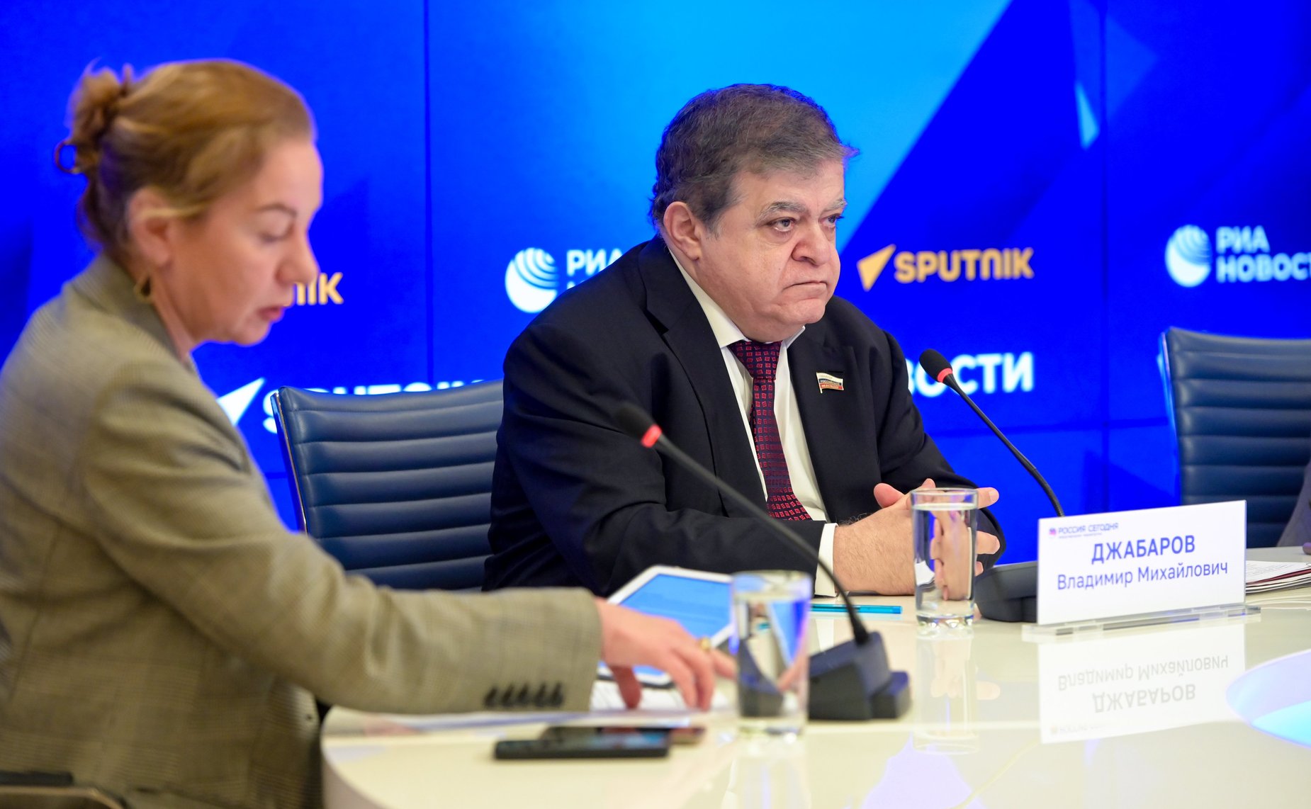 В международном мультимедийном пресс-центре Медиагруппы «Россия сегодня» состоялась пресс-конференция Владимира Джабарова по итогам презентации на пленарном заседании Совета Федерации ежегодного доклада Комиссии СФ по защите государственного суверенитета