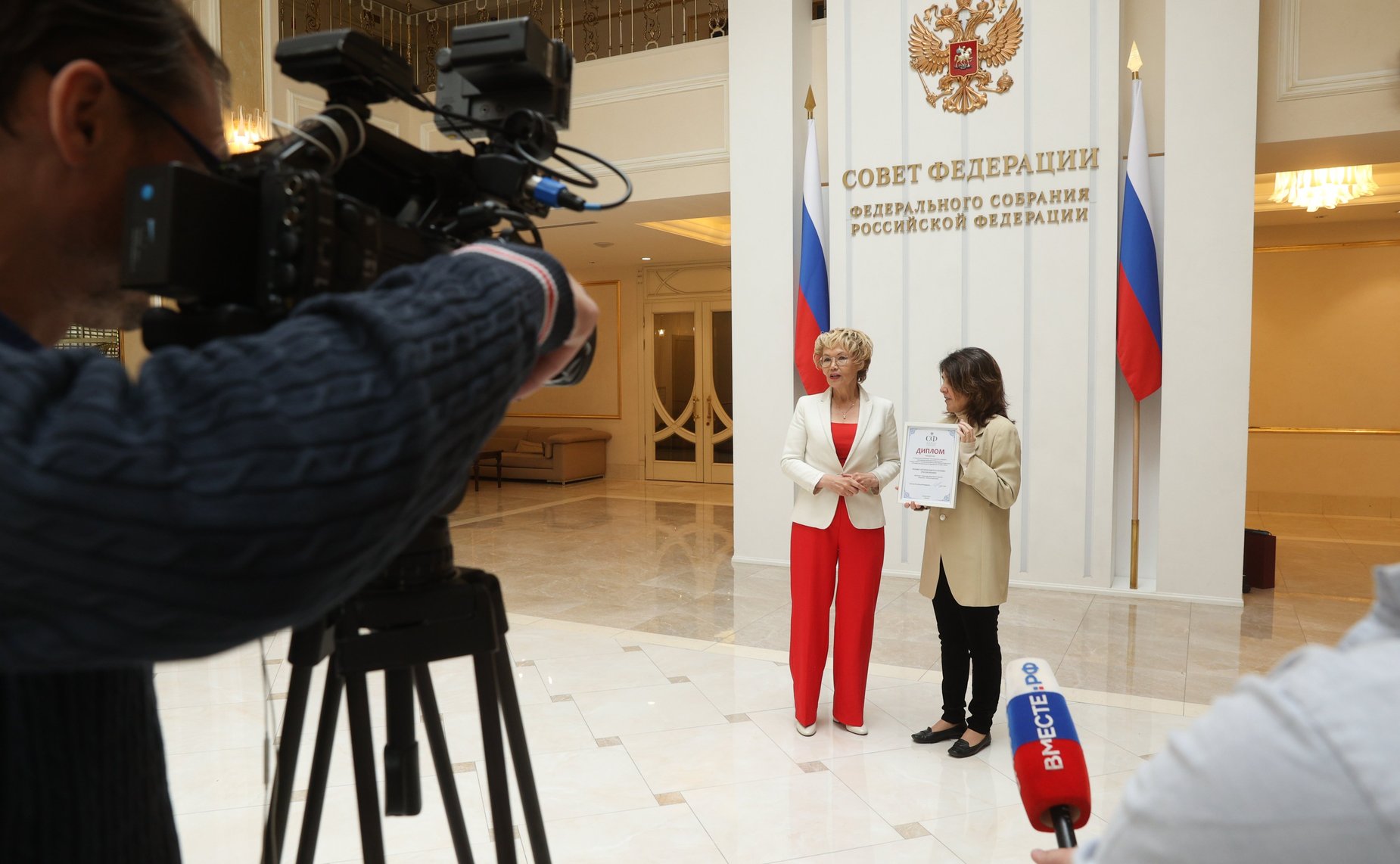 Дина Оюн приняла участие в церемонии вручения спецприза 2 международного буддийского кинофестиваля