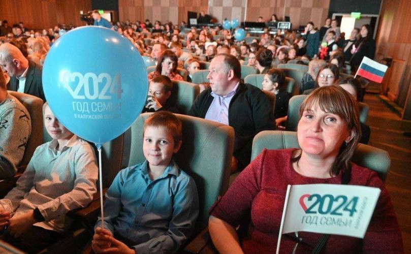 Александр Савин принял участие в прошедшей в Калуге торжественной церемонии, посвященной открытию Года семьи