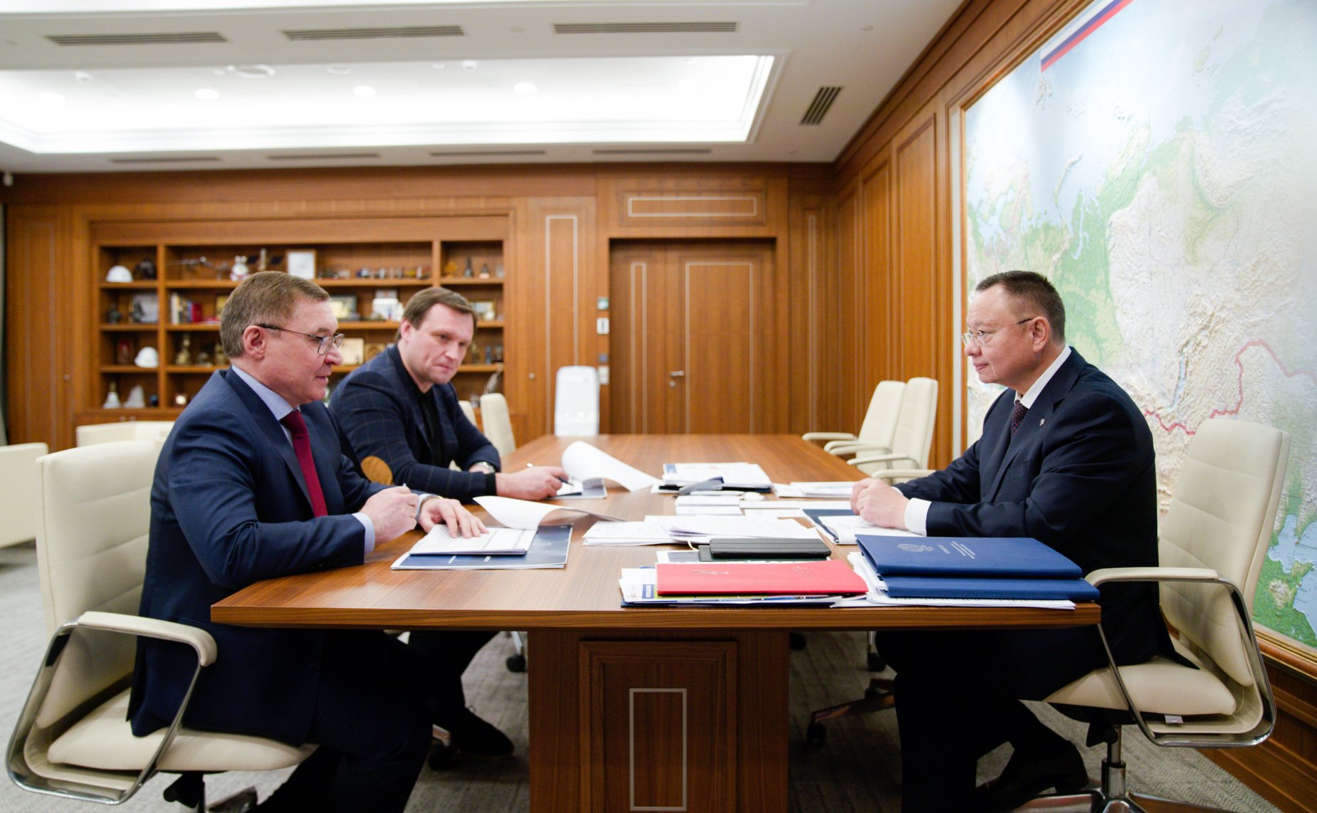 Владимир Якушев провел рабочую встречу с Министром строительства и жилищно-коммунального хозяйства РФ Иреком Файзуллиным и председателем Комитета ГД по строительству и ЖКХ Сергеем Пахомовым