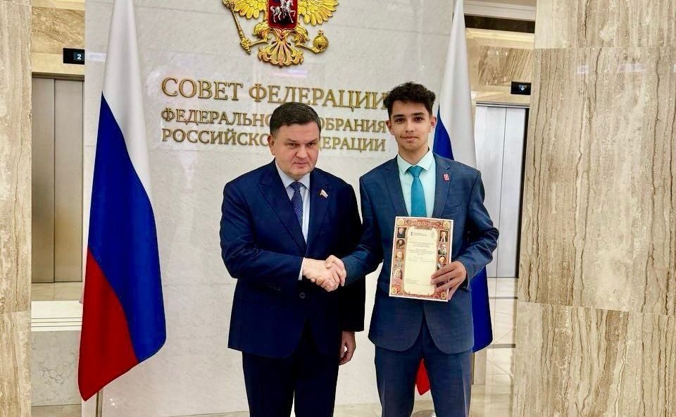 Сергей Перминов организовал в преддверии Дня защиты детей проведение экскурсии в палату регионов для группы социально поддерживаемых юных земляков