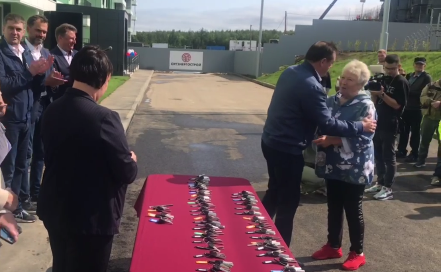 Андрей Хапочкин принял участие в торжественной сдаче жильцам двух новых многоэтажных домов в Углегорском районе области