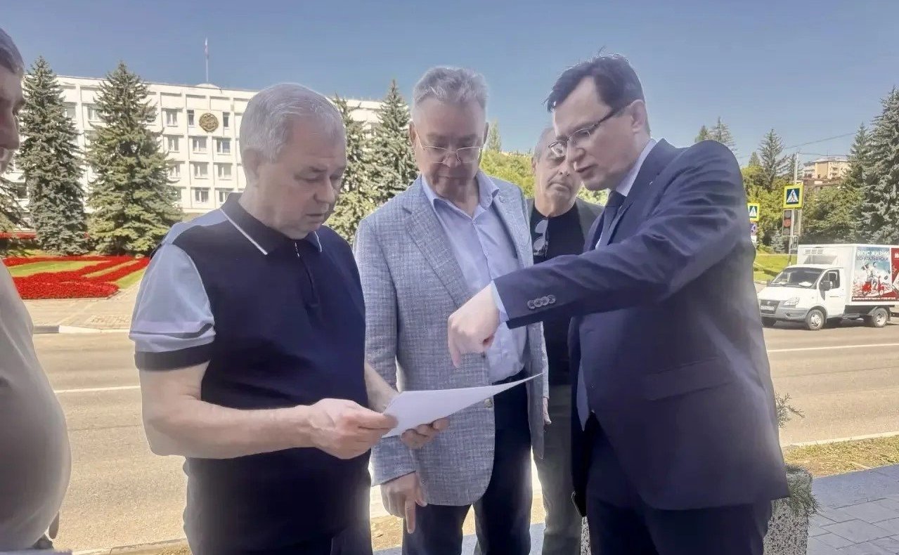 Анатолий Артамонов ознакомился с работой больницы и ходом строительства конгресс-центра «Россия» в городе-курорте
