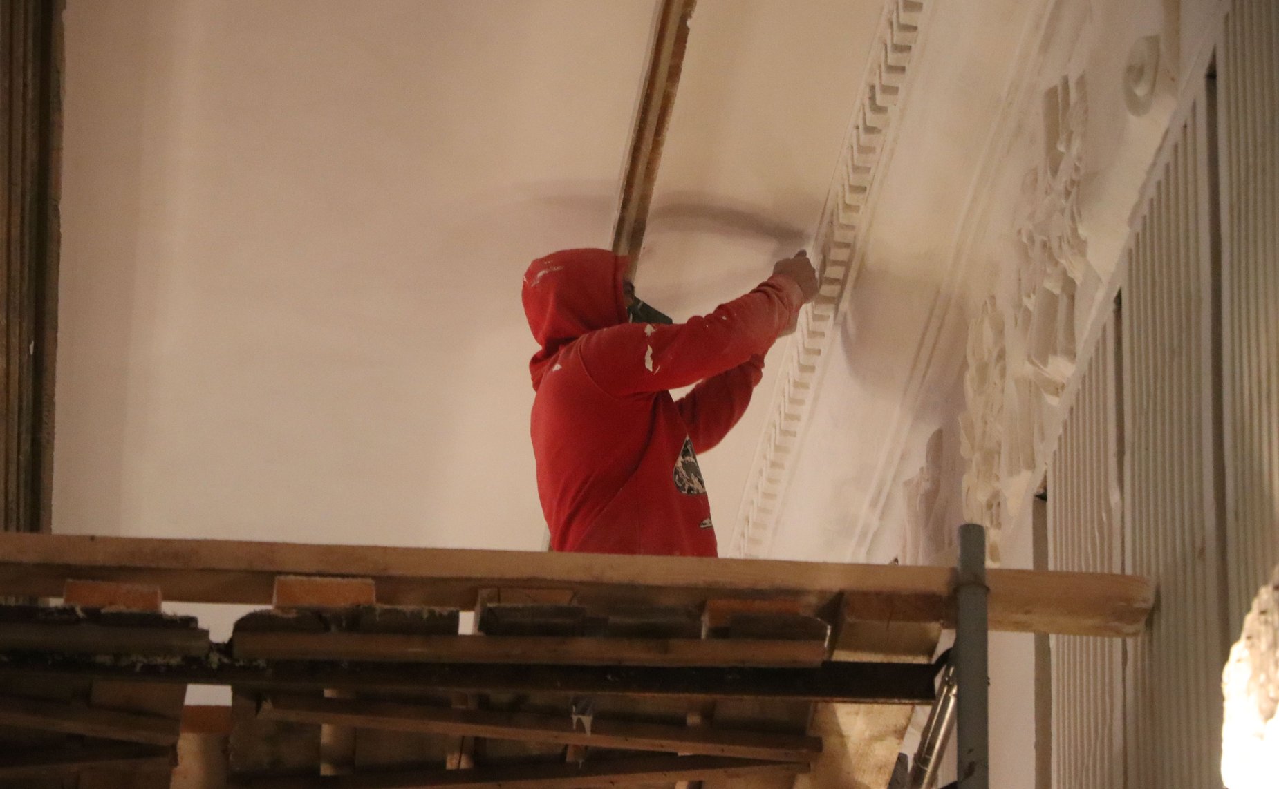 Артем Малащенков вместе с председателем Смоленской областной Думы Игорем Ляховым побывал в Вяземском районе, где идет ремонт двух досуговых учреждений