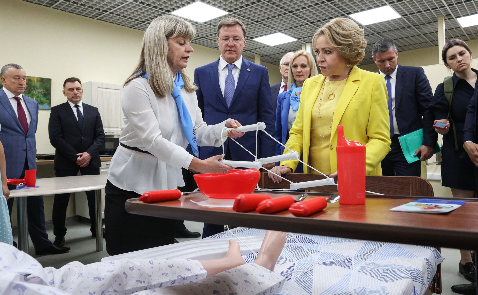 Председатель СФ Валентина Матвиенко вместе с губернатором региона Дмитрием Азаровым посетила региональный филиал Государственного фонда поддержки участников специальной военной операции «Защитники Отечества»