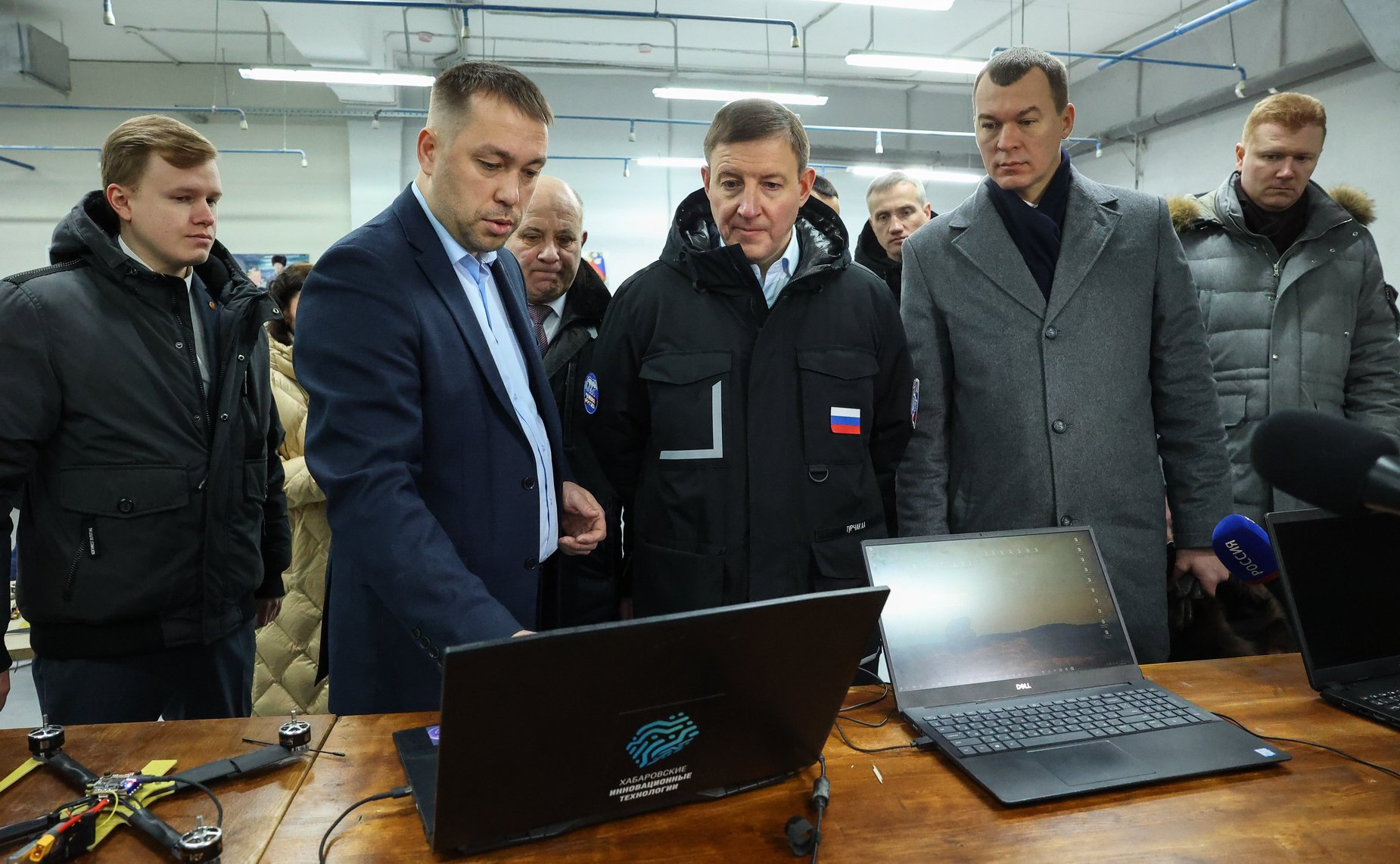 В ходе рабочей поездки в Хабаровский край первый заместитель Председателя СФ Андрей Турчак вместе с губернатором региона Михаилом Дегтяревым и мэром г. Хабаровска Сергеем Кравчуком посетил хабаровский Центр патриотического воспитания