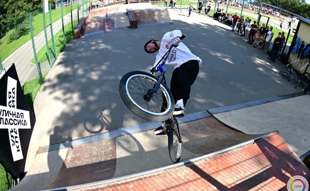 В Южно-Сахалинске впервые прошёл Всероссийский фестиваль «Уличная классика», на котором выступили любители стрит-культуры и экстремальных видов спорта