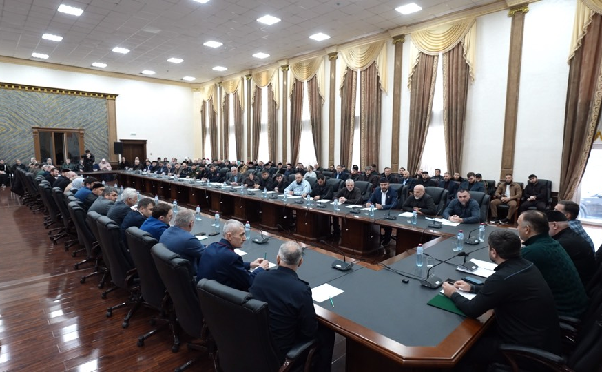 Мохмад Ахмадов в рамках работы в регионе принял участие в расширенном совещании, которое состоялось в администрации Шалинского района