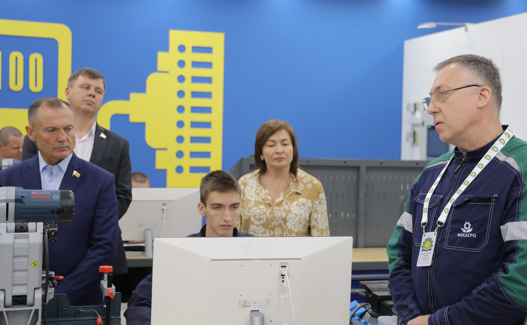 Выездное заседание Комитета Совета Федерации по науке, образованию и культуре «Развитие системы непрерывного образования для обеспечения технологического лидерства региона ( на примере Вологодской области)» Посещение химико-технологического колледжа