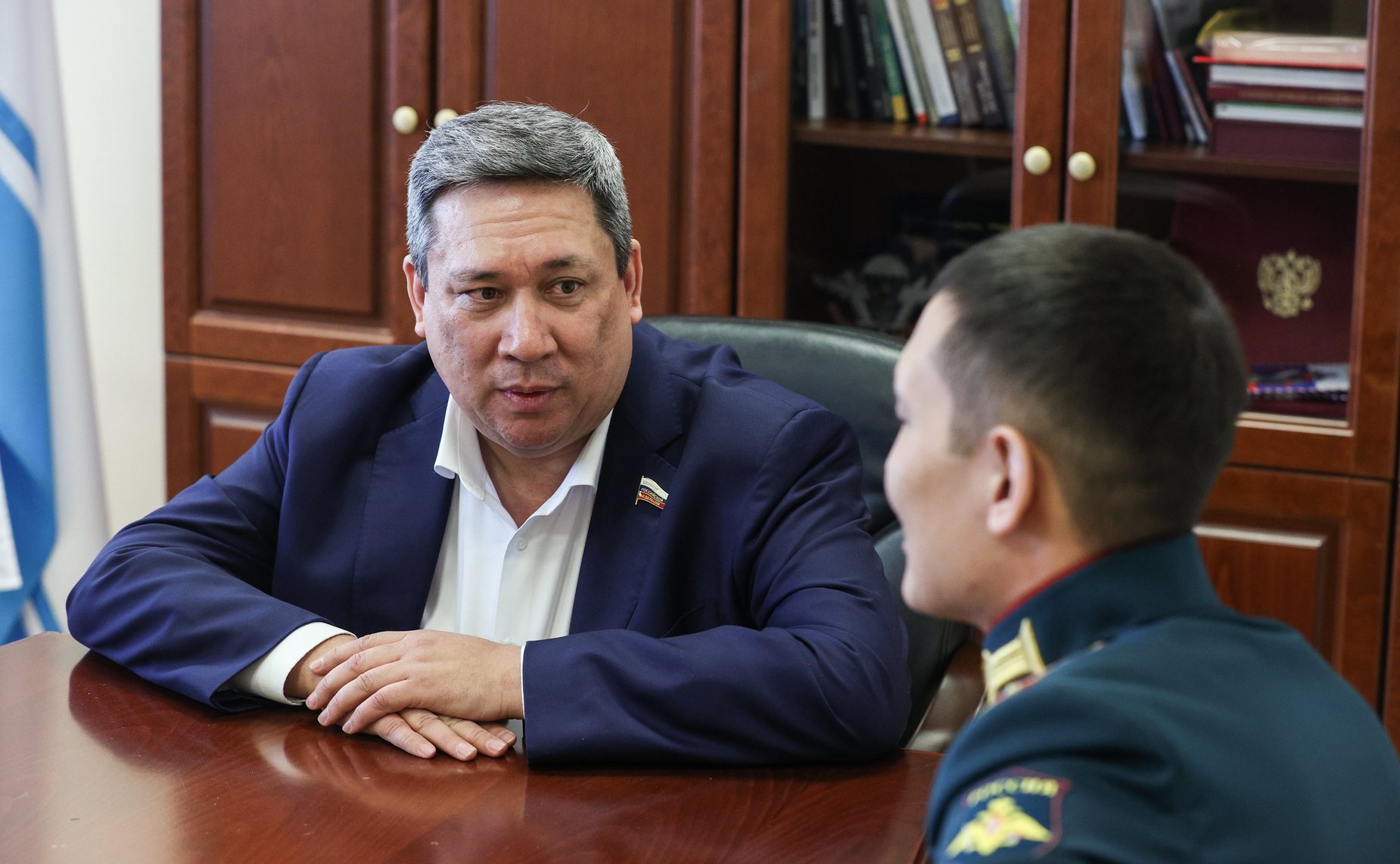 Владимир Полетаев пригласил Героя России Амыра Аргамакова из Республики Алтай в Совет Федерации, где лично поздравил его с присвоением высшего звания за заслуги перед государством и народом