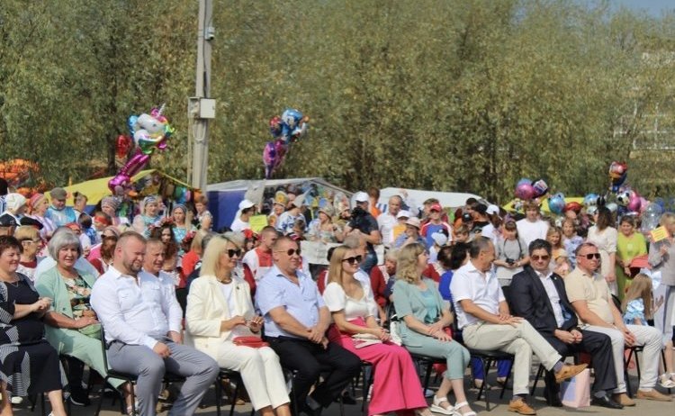 Наталия Косихина приняла участие в торжественных мероприятиях, посвященных Дню Первомайского района, и посетила социальные объекты