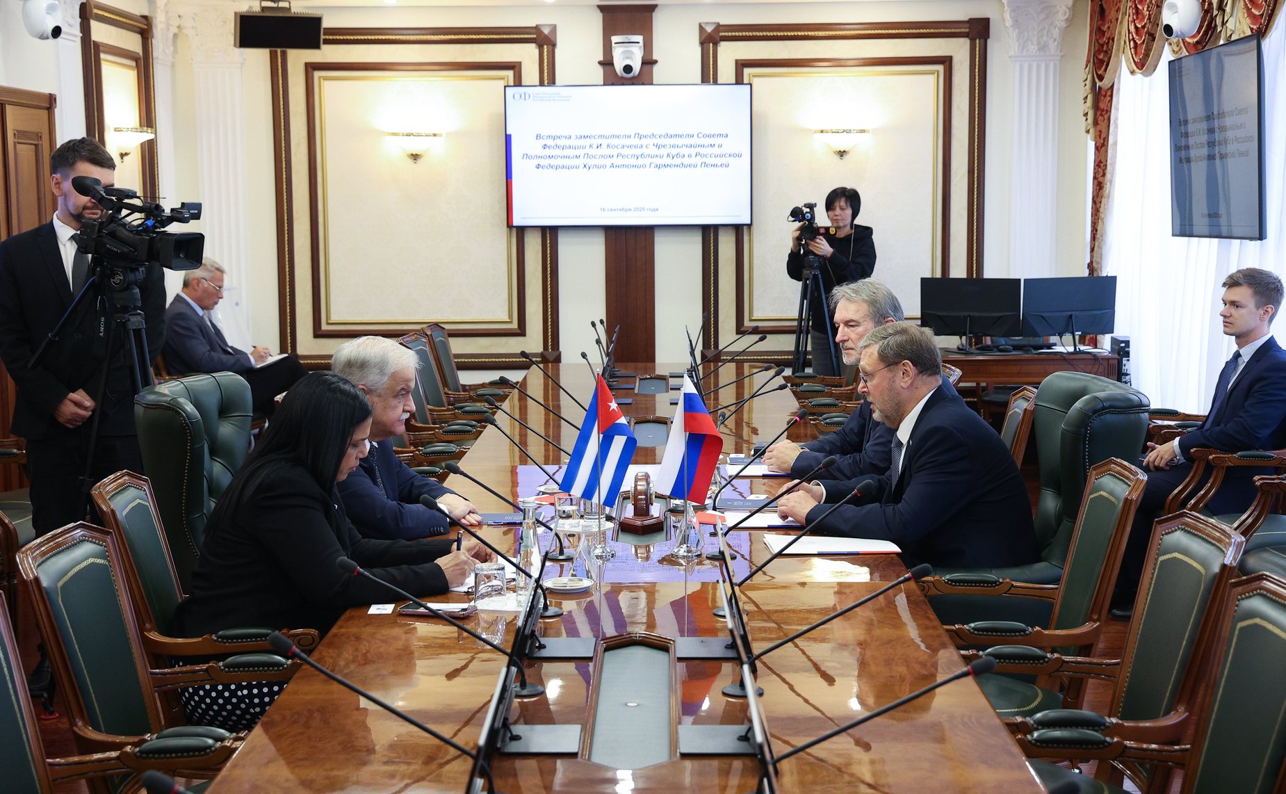 Встреча заместителя Председателя Совета Федерации Константина Косачева с Чрезвычайным и Полномочным Послом Республики Куба в РФ Хулио Антонио Гармендией Пеньей