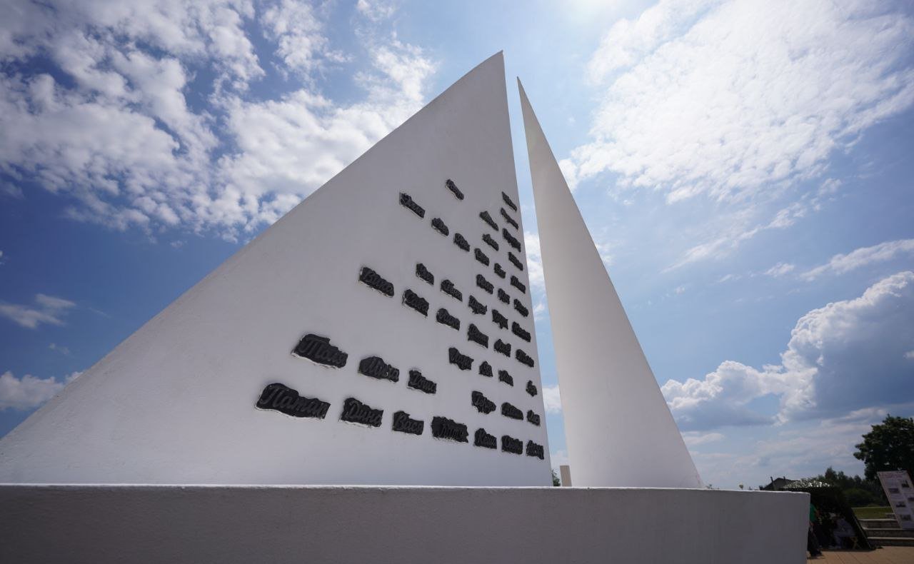 Участники проекта «Поезд Памяти» посетили мемориальный комплекс «Памятник детям – жертвам Великой Отечественной войны» в Гомельской области