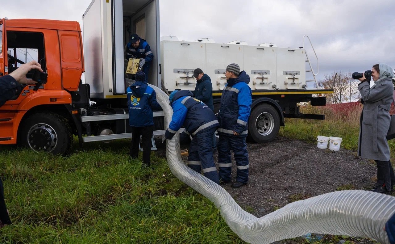 Игорь Зубарев принял участие в выпуске в реку Шуя дополнительной партии молоди краснокнижной рыбы