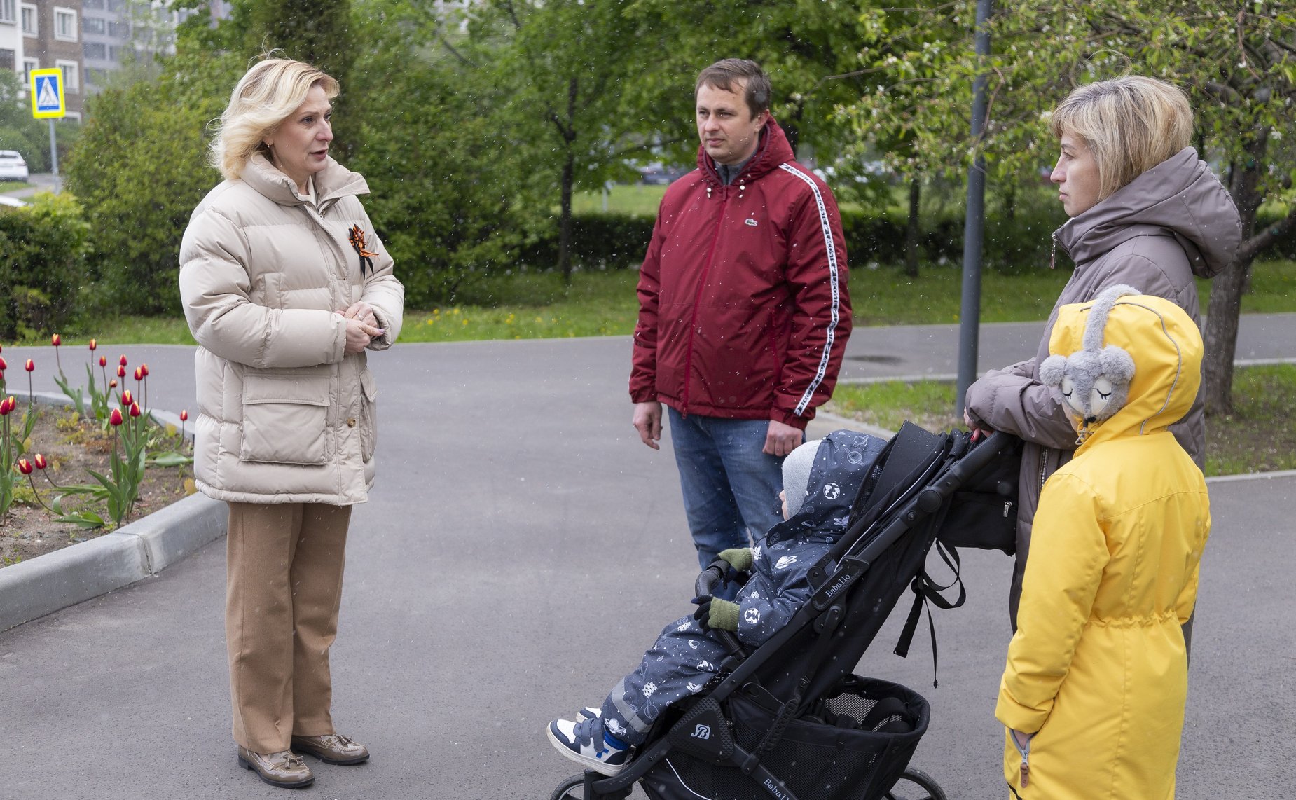Инна Святенко встретилась на Аллее Ветеранов в районе Марьино Юго-Восточного округа столицы с родственниками погибших участников специальной военной операции