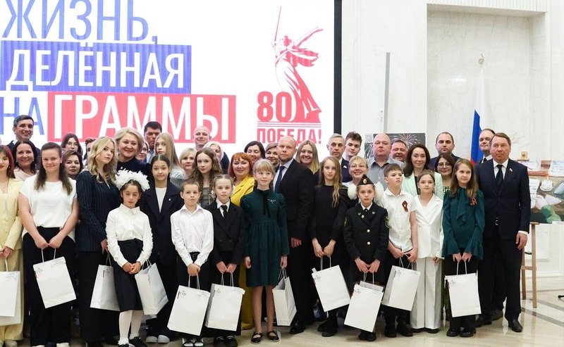 Андрей Серёжников наградил школьницу из Хабаровска за победу во Всероссийском конкурсе детского рисунка «Жизнь, делённая на граммы»