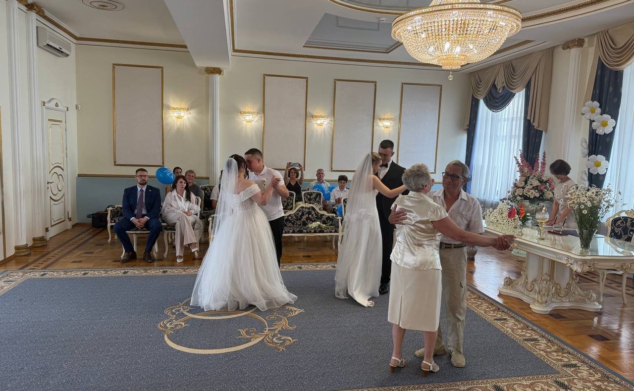 Руслан Смашнев поздравил смоленские пары с Днем семьи, любви и верности