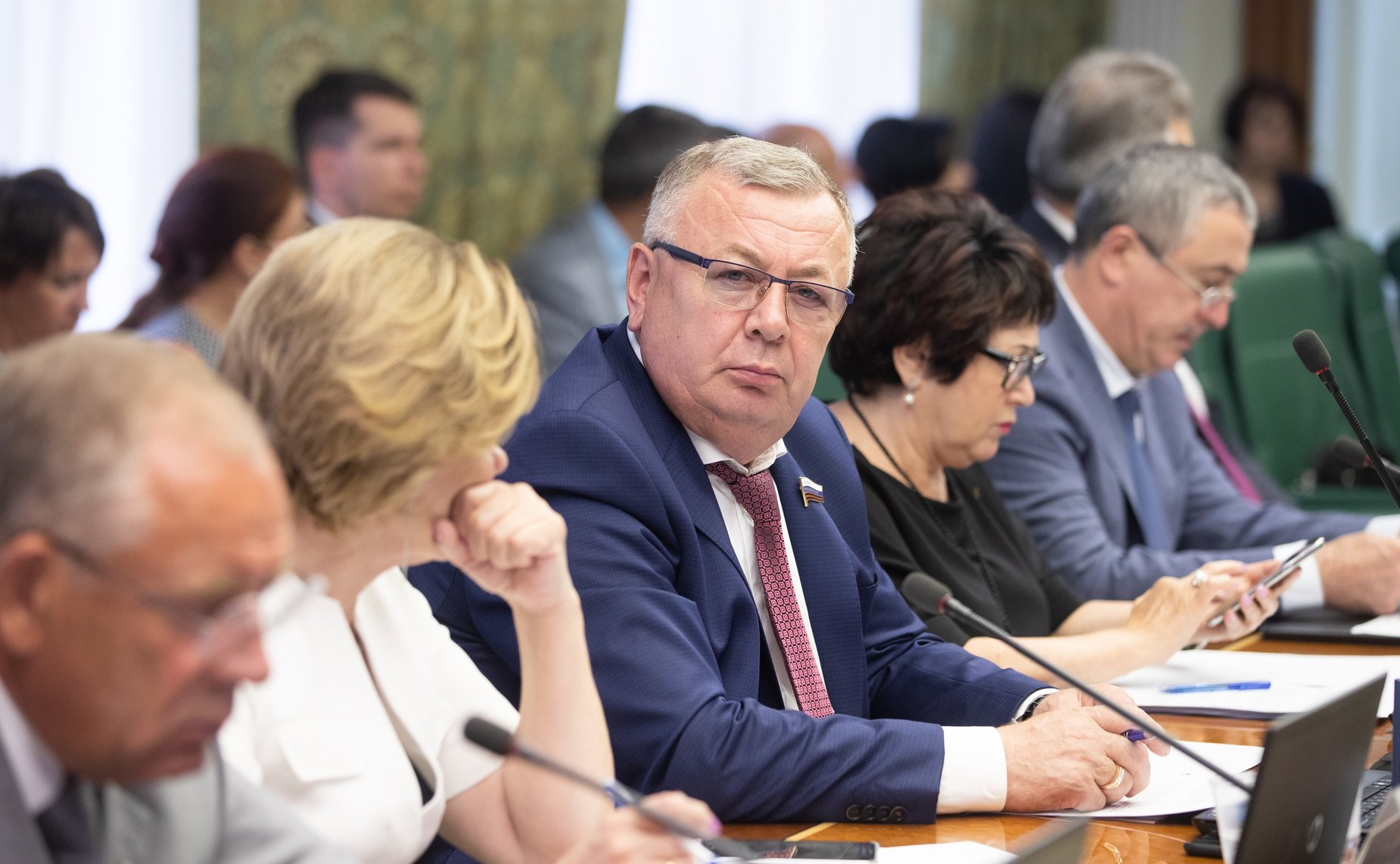 В. Николаев