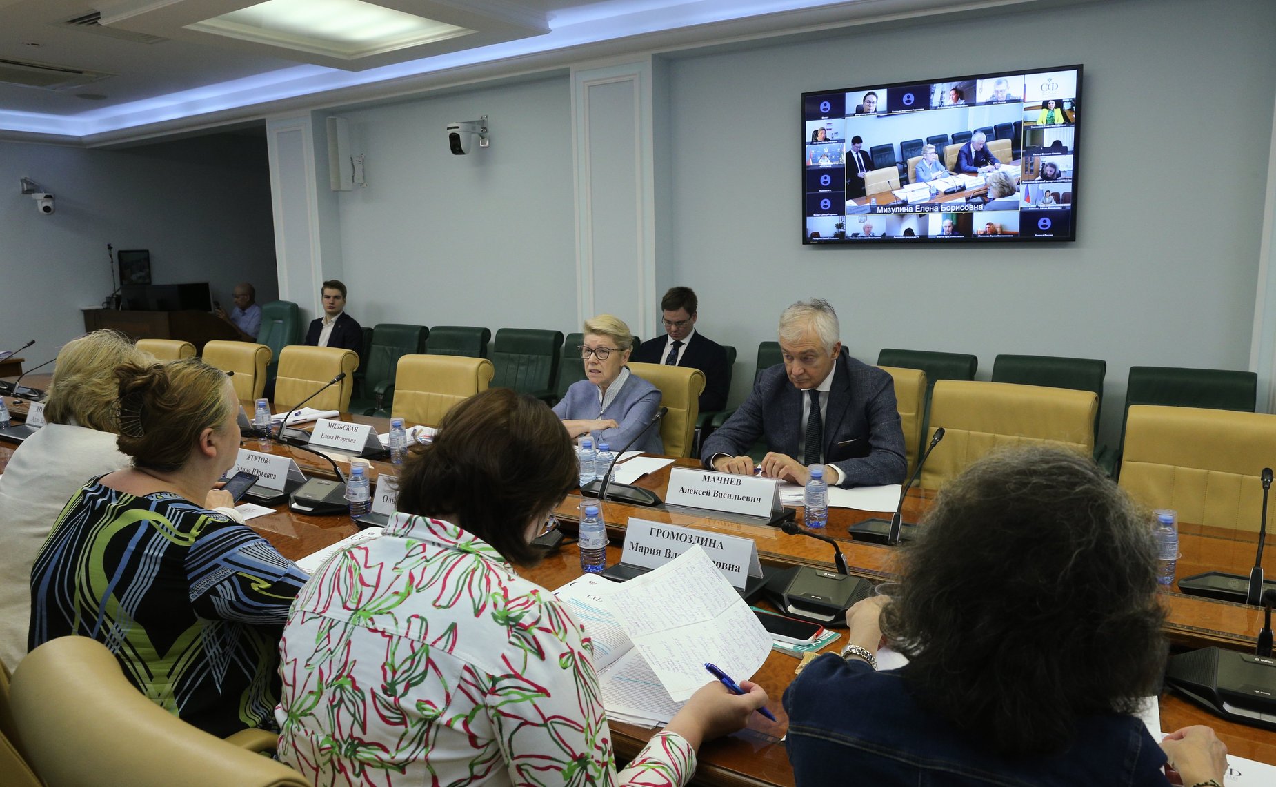 «Круглый стол» на тему «Актуальные проблемы семейного законодательства и практика его применения: признание детей оставшимися без попечения родителей и их устройство»