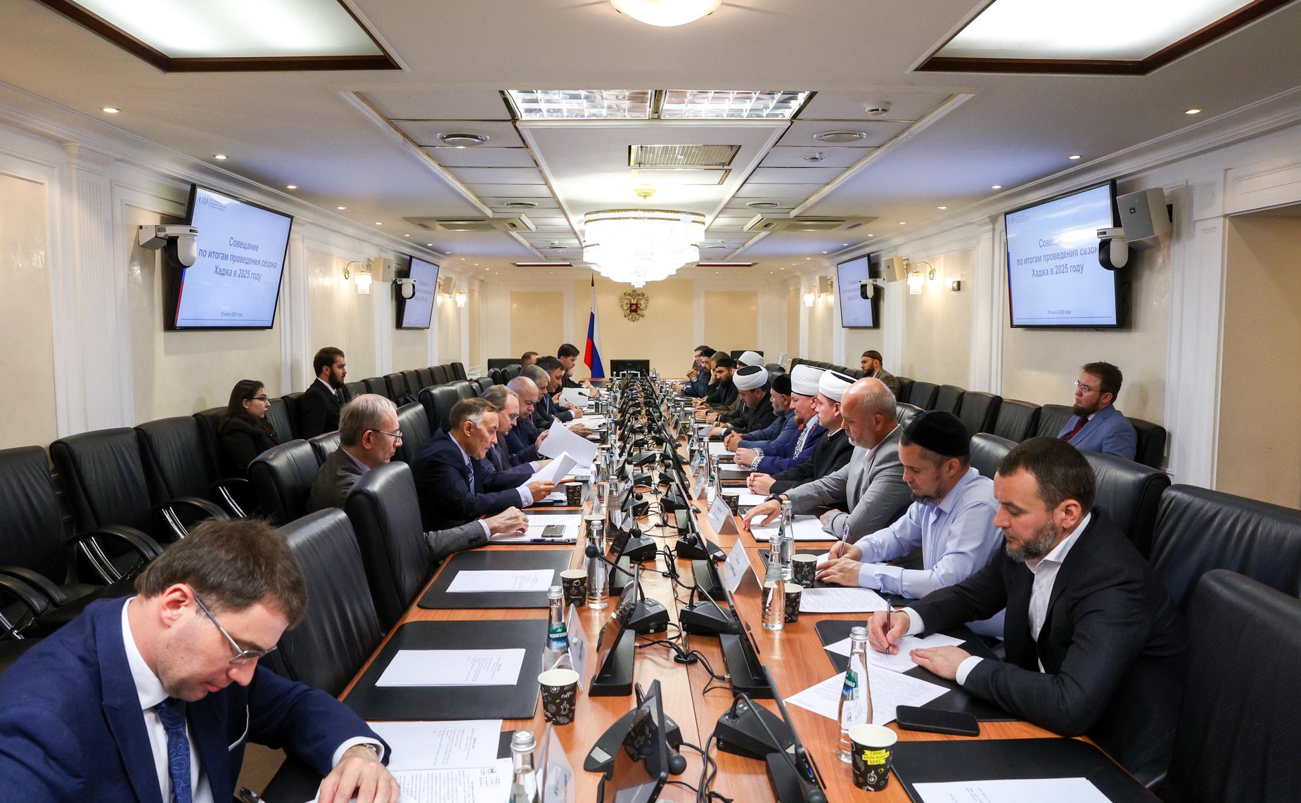 Расширенное совещание по итогам проведения хаджа 2025 года