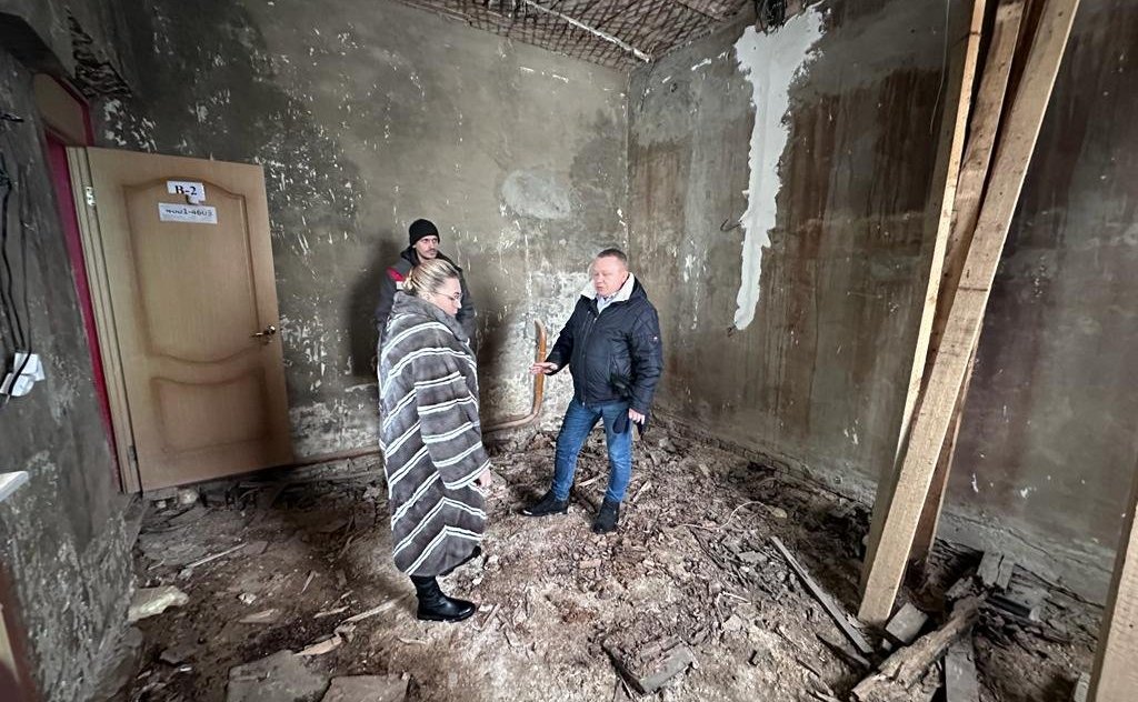 Елена Шумилова осмотрела ход ремонтных работ Дома культуры села Айкино Республики Коми