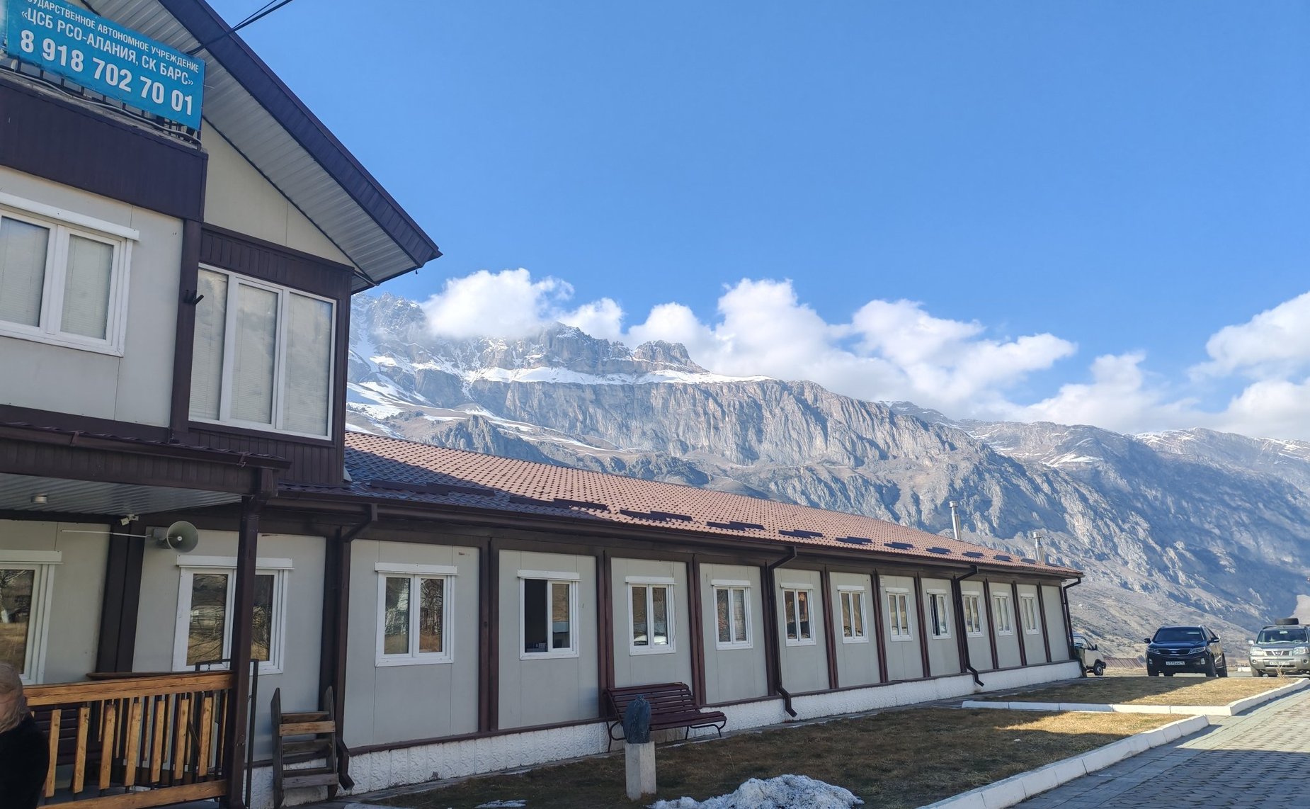 Виталий Назаренко в рамках региональной недели посетил в поселке Верхний Фиагдон в Алагирском районе несколько социально значимых объектов