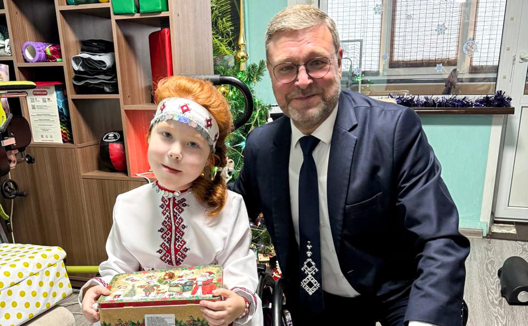 Заместитель Председателя СФ Константин Косачев принял участие во Всероссийской благотворительной акции «Елка желаний», поздравил детей из Марий Эл и вручил им подарки