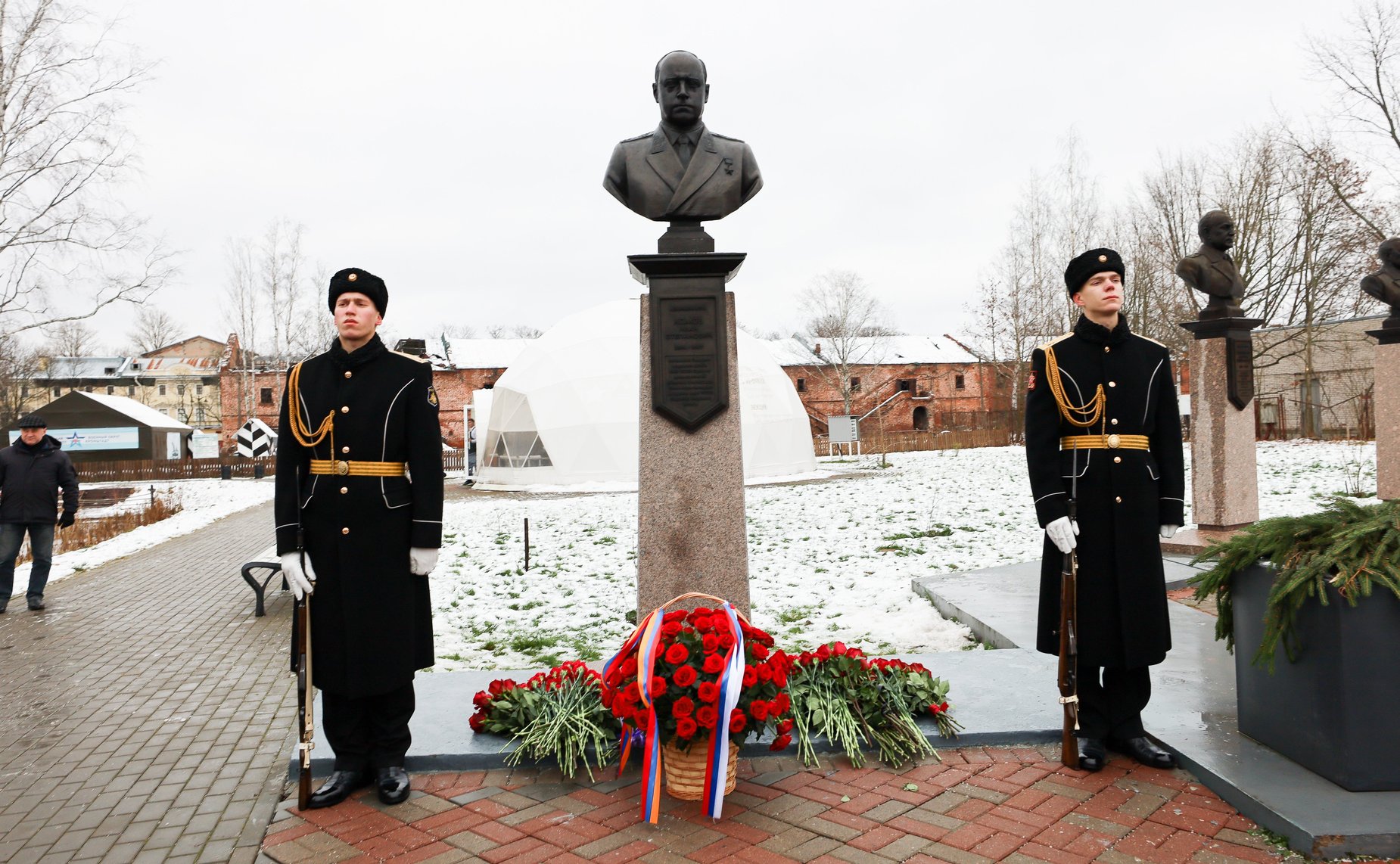 Сенаторы РФ приняли участие в торжественной церемонии открытия памятника Адмиралу флота Советского Союза Исакову Ивану Степановичу