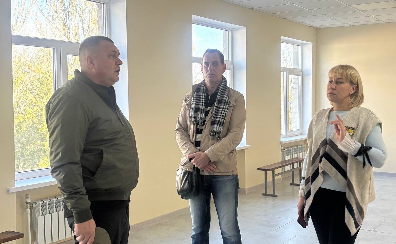 Игорь Кастюкевич в ходе региональной поездки посетил школу в селе Красное, в ней завершен начатый в мае ремонт