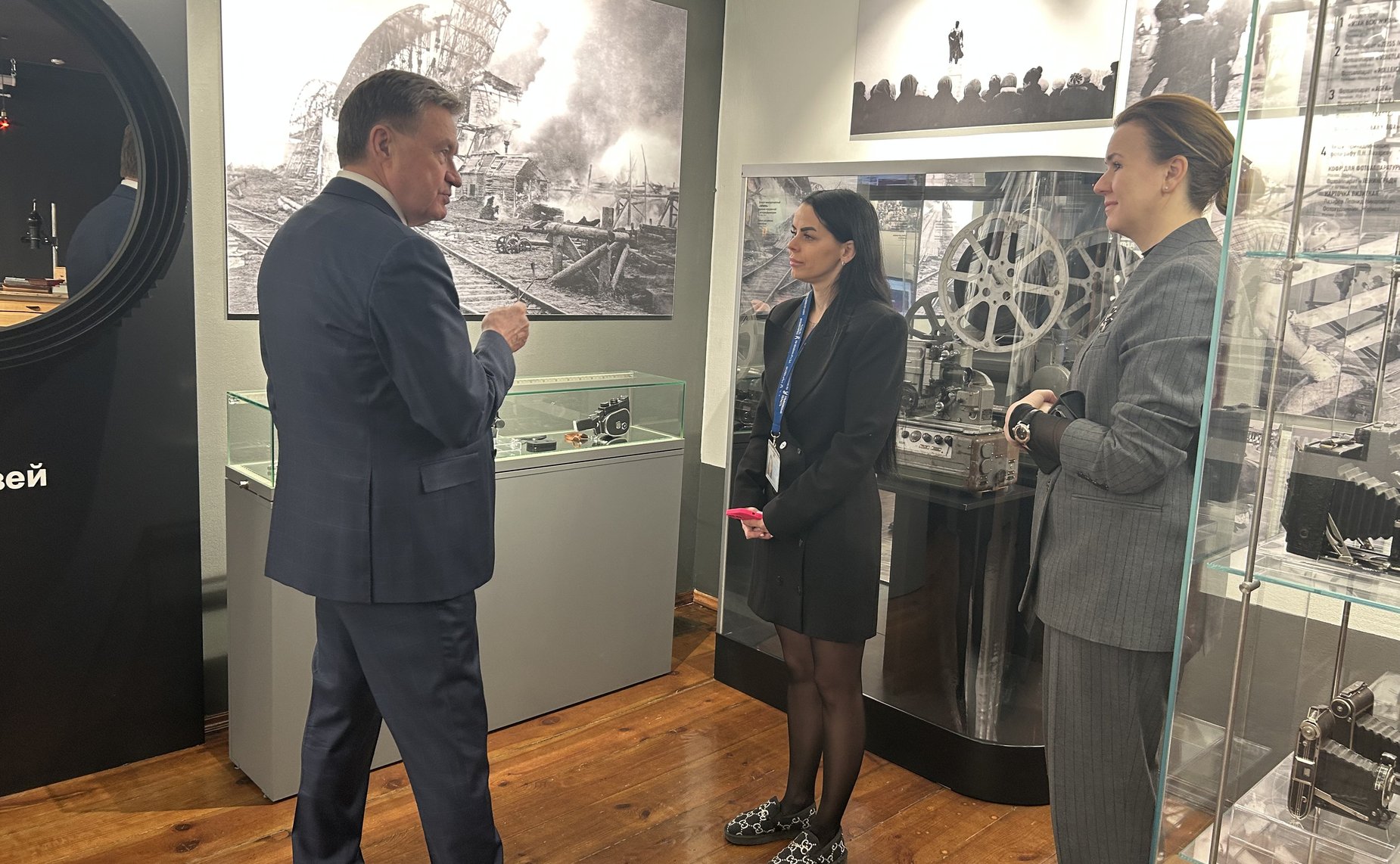 Сергей Рябухин в ходе рабочей поездки посетил музей «Симбирская фотография» где открылась новая выставка «Крылья»