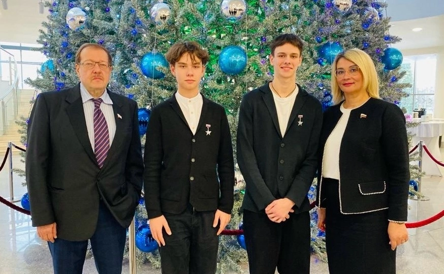 Наталия Косихина и Александр Русаков в торжественной обстановке вручили юным героям из города Углича