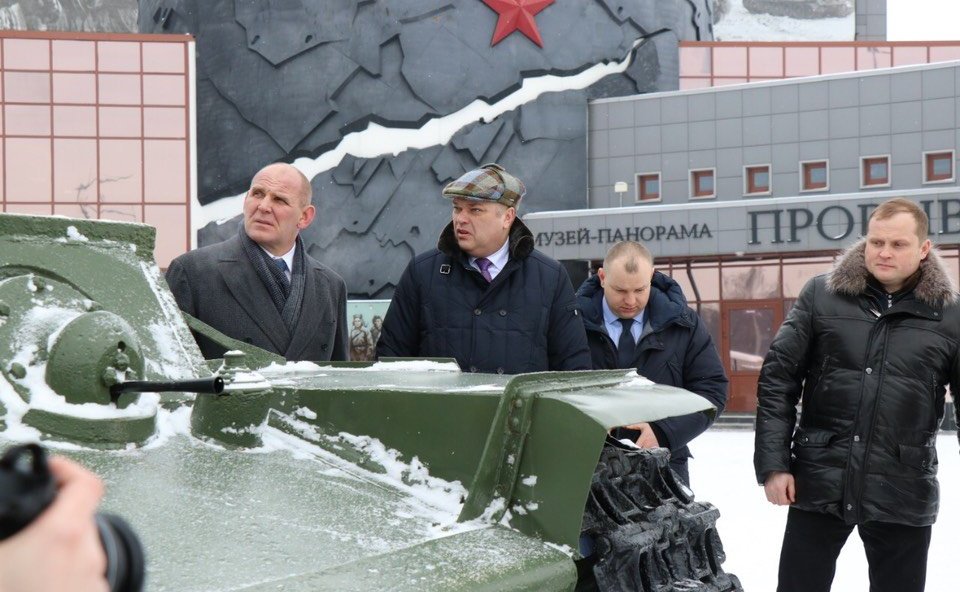 Дмитрий Василенко и Александр Карелин возложили цветы к памятнику «Рубежный камень», почтили память воинов, защищавших Ленинград