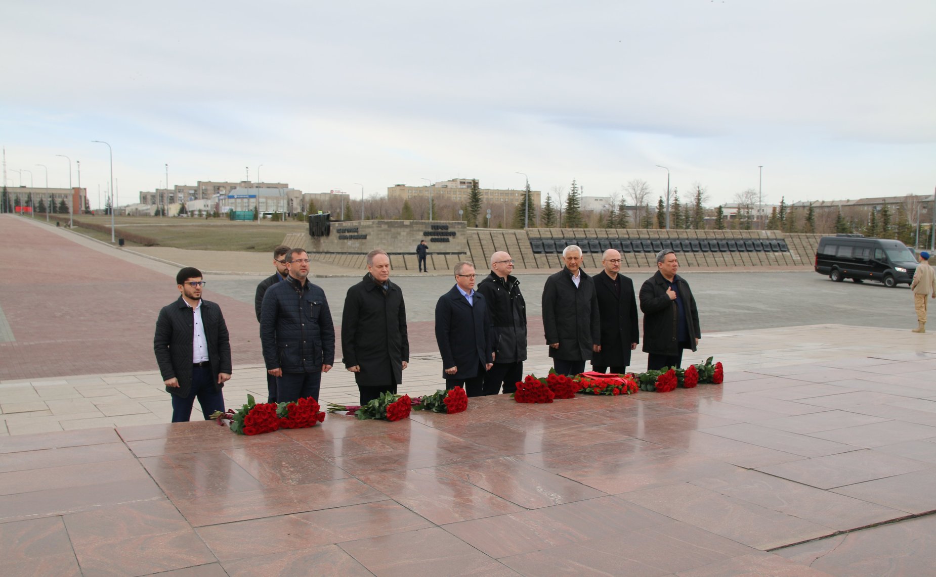 Сенаторы РФ приняли участие в церемонии возложения цветов к Вечному огню у монумента «Тыл-Фронту»