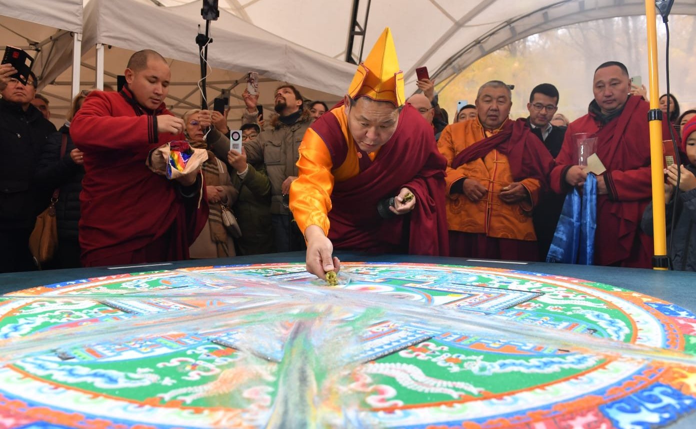Баир Жамсуев принял участие в церемонии разбора песочной Мандалы Будды Медицины