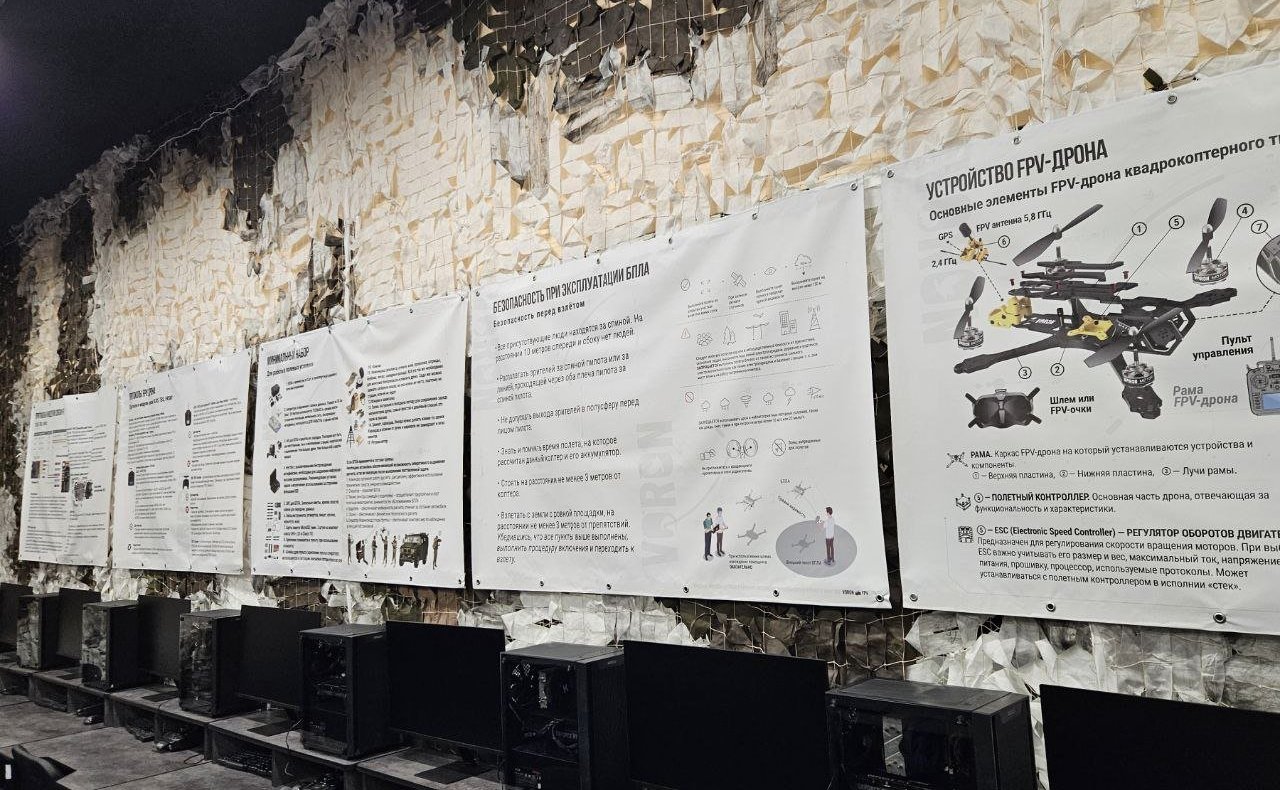 Владимир Городецкий посетил Федерацию гонок дронов в Новосибирской области