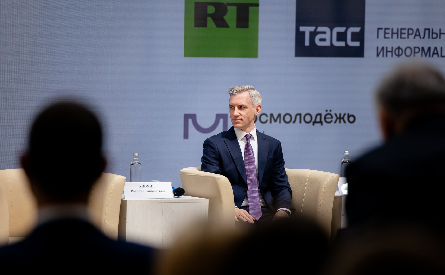 В Смоленске прошла патриотическая экспедиция «Код непокорённых» с участием молодых активистов из разных регионов России и Беларуси. Пленарная дискуссия проекта «Код непокоренных»