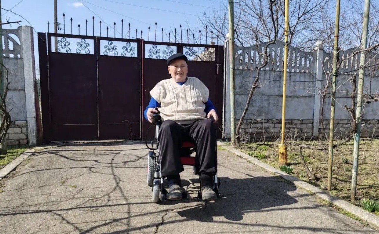 Игорь Кастюкевич обеспечил инвалидной коляской жителя пгт. Чаплынка