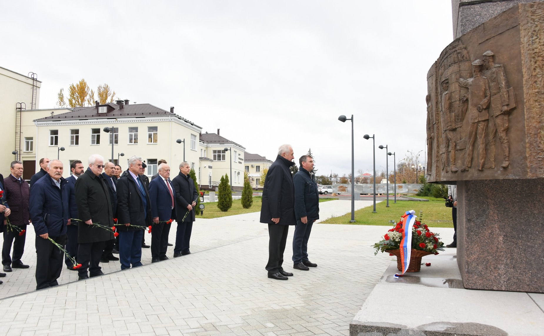 Сенаторы возложили цветы к памятнику испытателям отечественного ядерного оружия
