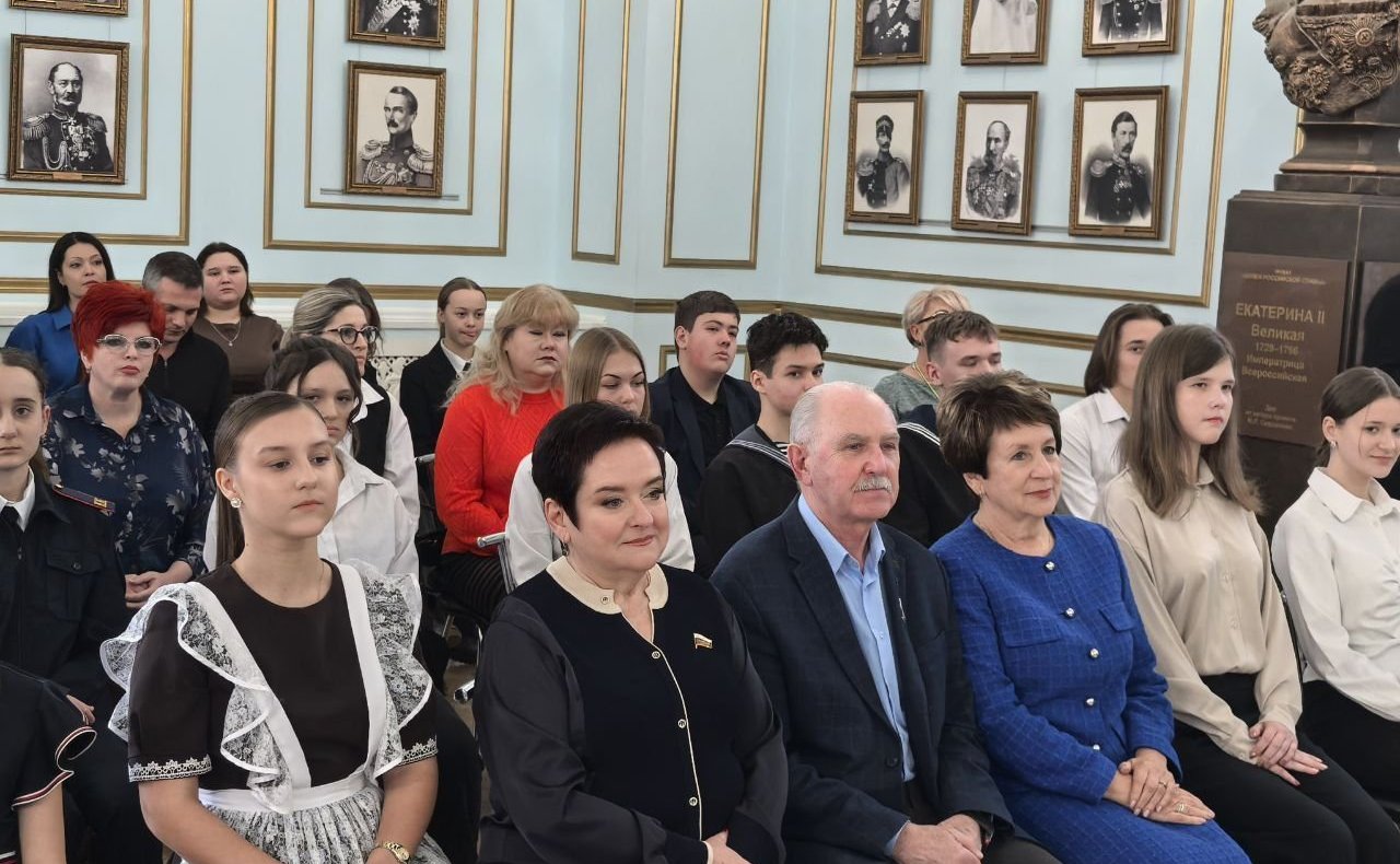 Екатерина Алтабаева совместно с представителем в СФ от законодательного органа государственной власти Севастополя Ларисой Мельник вручили награды севастопольским школьникам