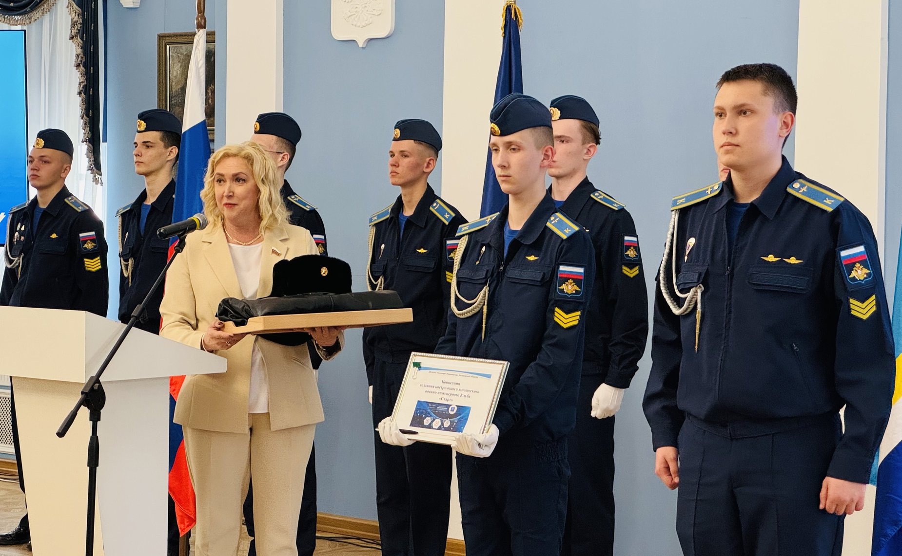 Светлана Кириллова приняла участие в торжественном выпуске воспитанников Клуба летчиков, десантников и космонавтов в Костроме