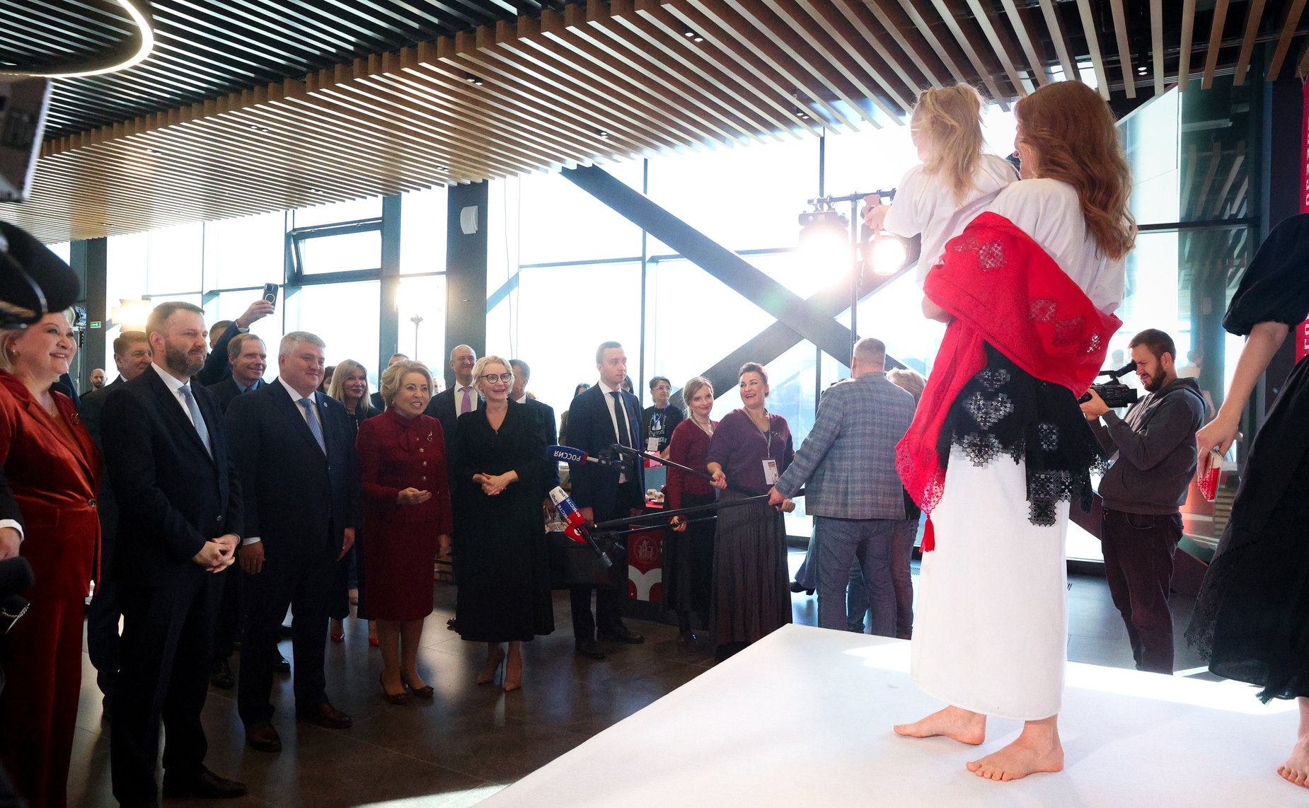 Валентина Матвиенко посетила Софийский собор и осмотрела выставку брендов «Новгородский торг»