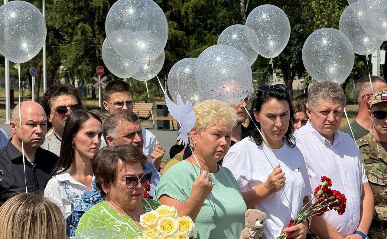 Ольга Бас в ходе поездки в регион посетила Луганский детский парк имени Щорса, возле Мемориала погибшим детям Луганщины, чтобы почтить их память