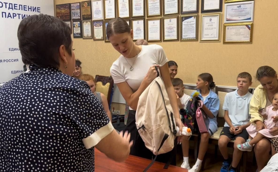 Лариса Мельник вручила детям из семей, попавших в трудную жизненную ситуацию, портфели с канцелярскими принадлежностями