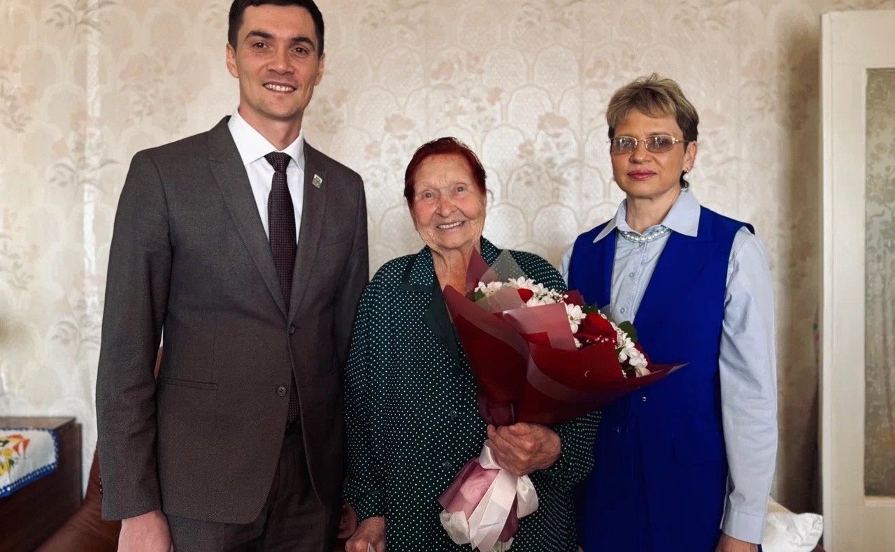 Роман Маслов поздравил долгожителей своего родного города Череповца